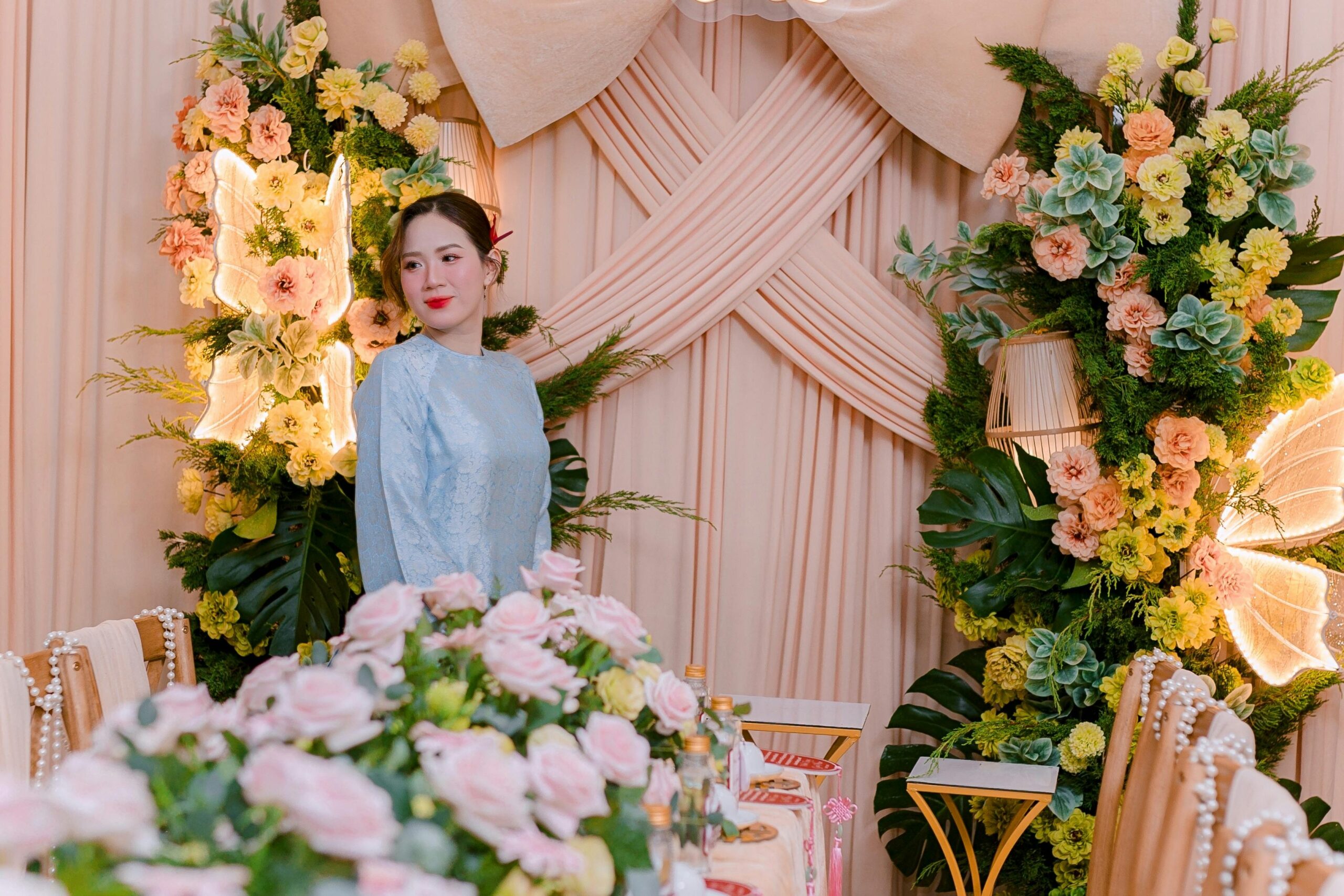 Un magnifique décor floral et élégant pour photocall, reflétant une scénographie événementielle raffinée à Paris.