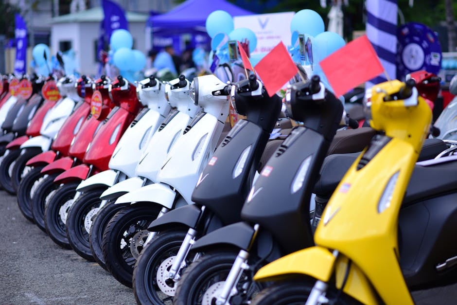 Une présentation vibrante de scooters colorés alignés lors d'un événement extérieur, avec des ballons et des bannières, évoquant une activation de marque innovante.