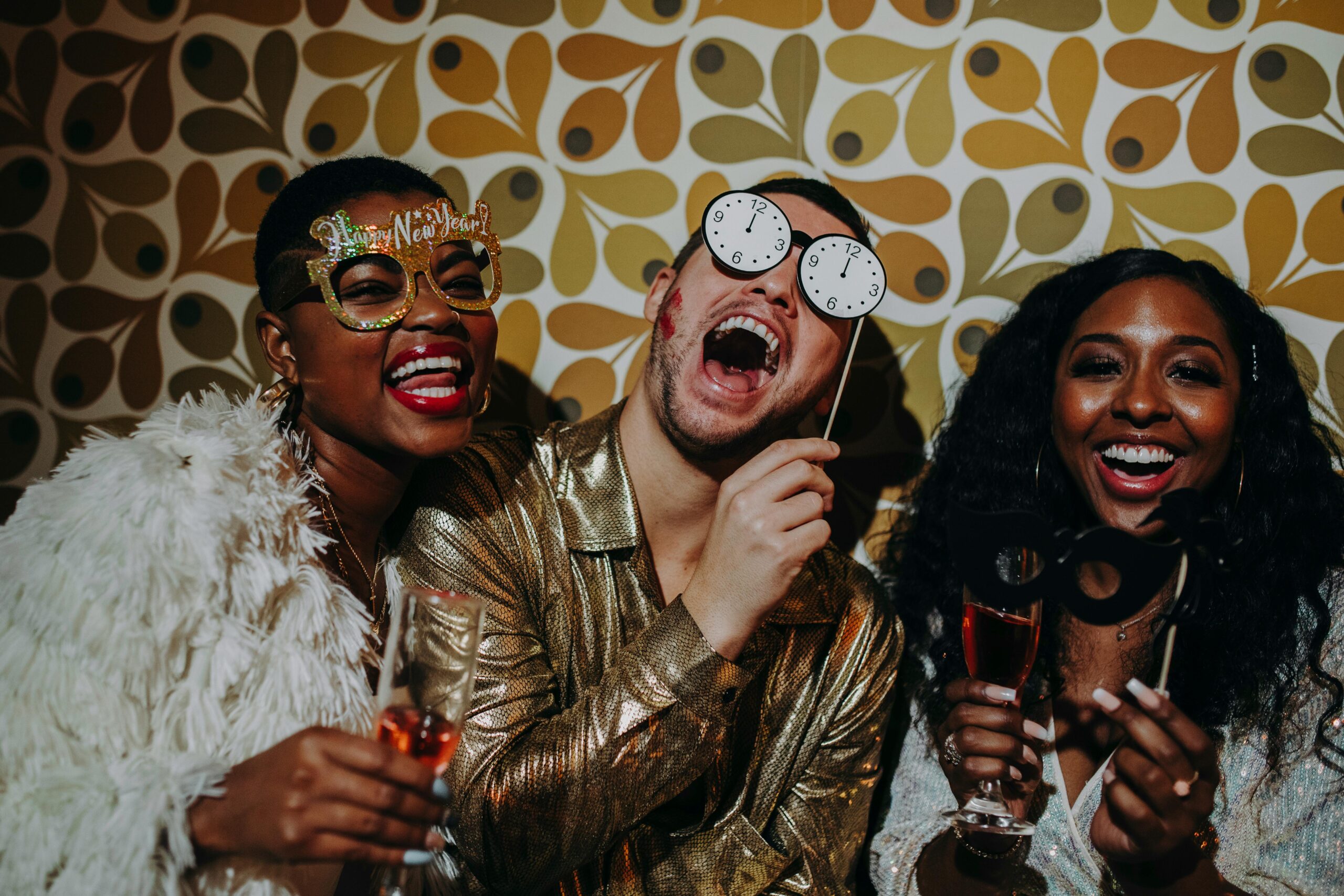 Des amis joyeux posent avec des accessoires de photobooth lors d'un événement festif à Paris, créant des souvenirs inoubliables. Prestataire photobooth tout inclus paris.