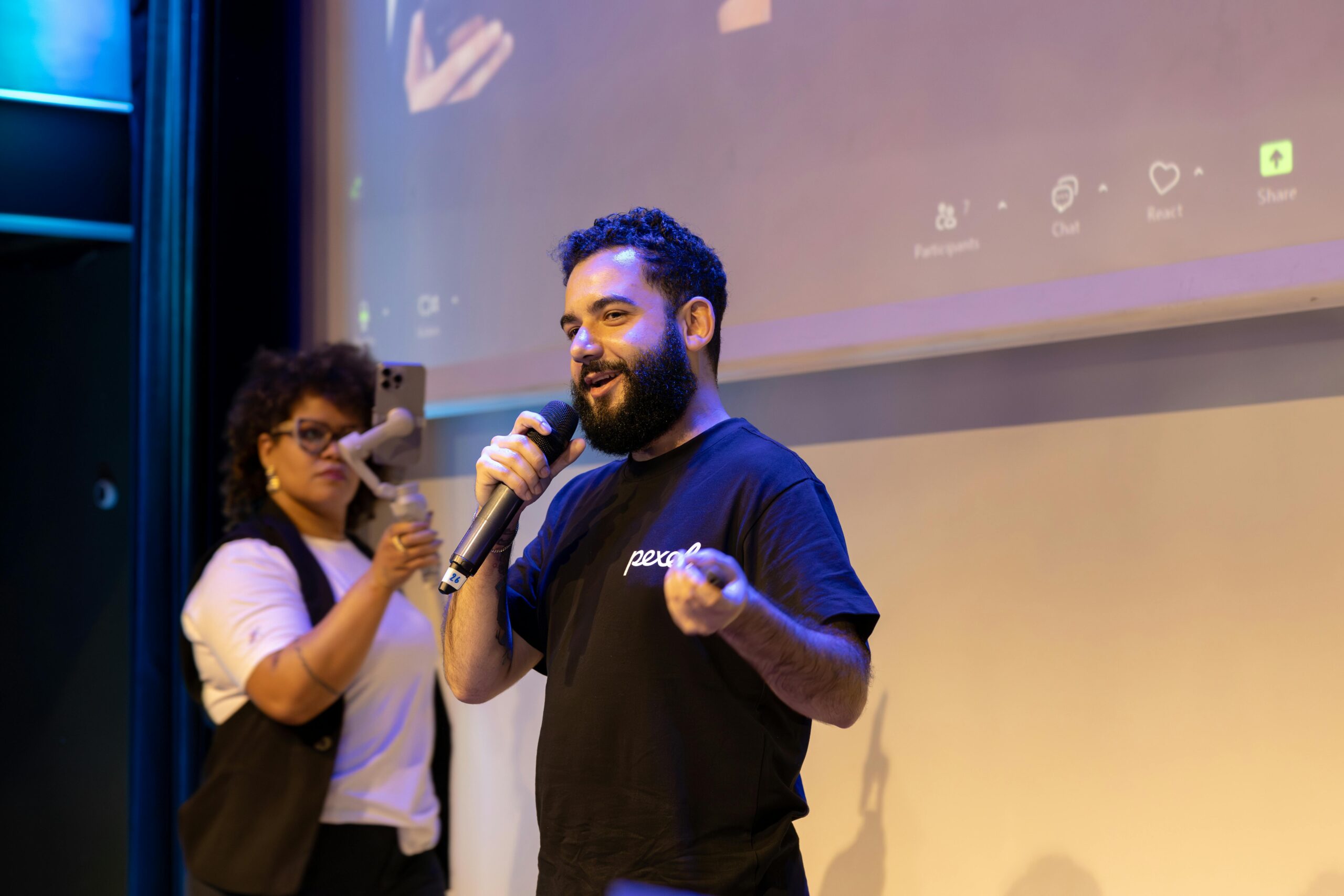 Interaction et engagement des participants Interaction en direct lors d'une conférence professionnelle avec des participants engagés via leurs smartphones.