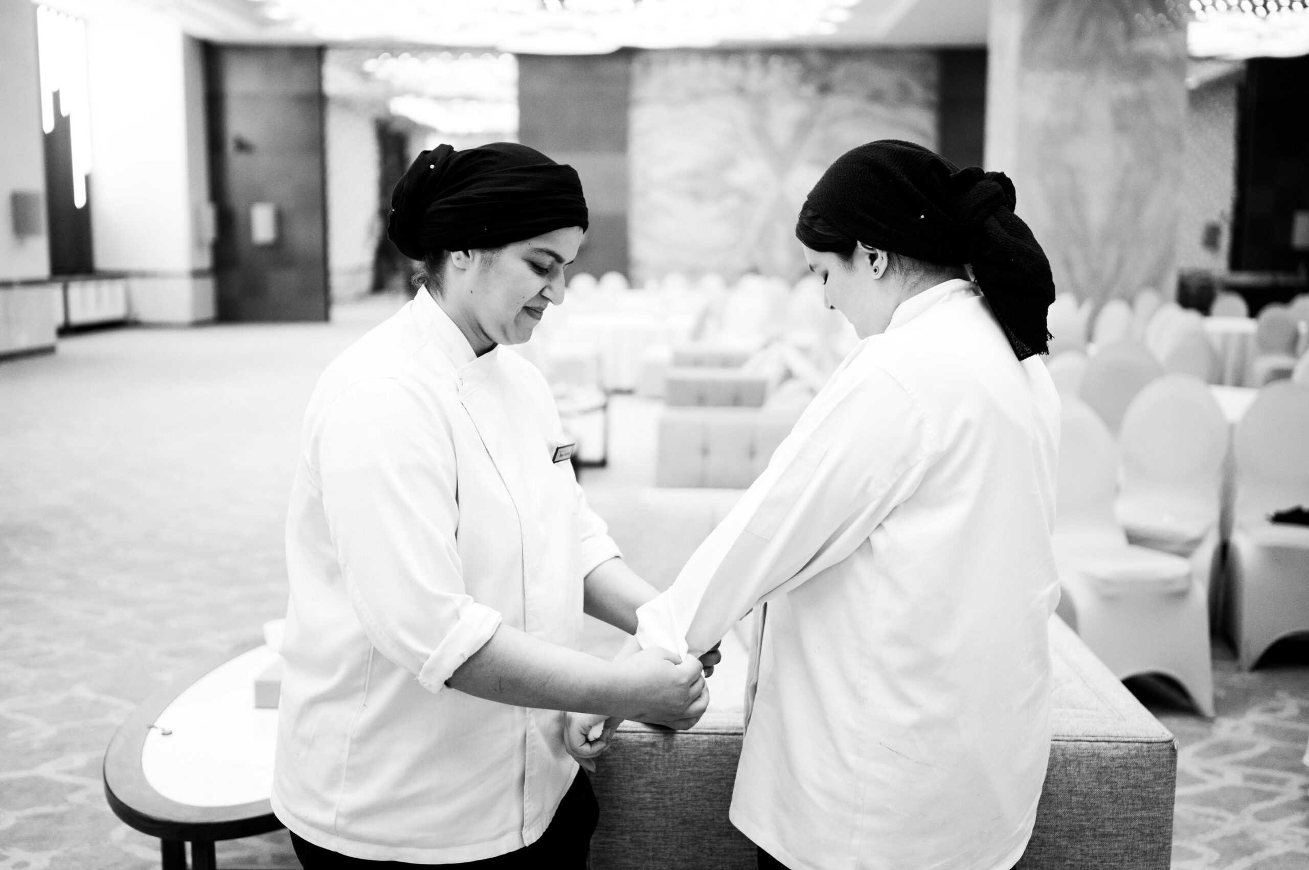 Morning briefing de l'équipe de coordination événementielle Équipe logistique en cercle pour un morning briefing de coordination avant l'ouverture des portes de l'événement.
