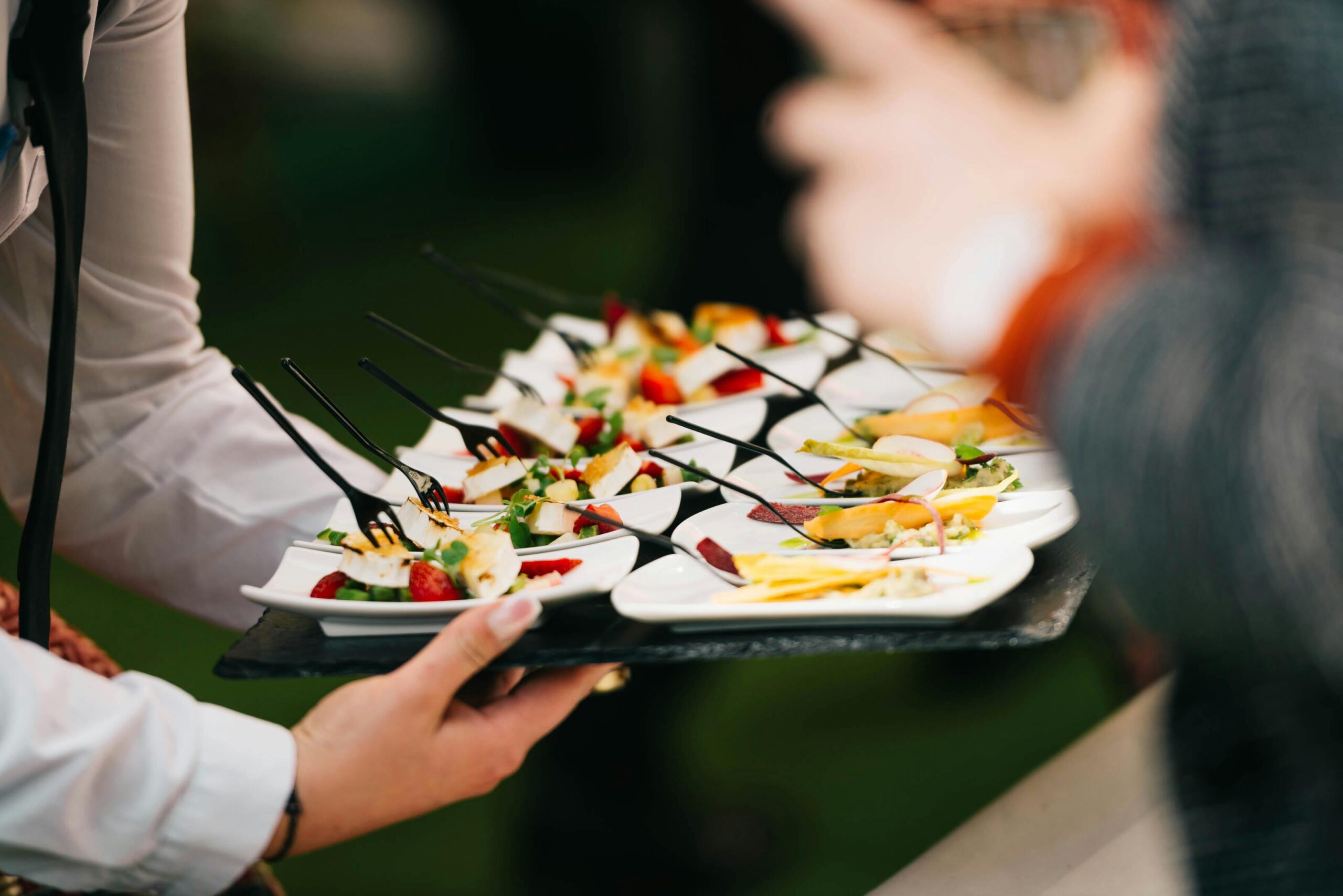 Service traiteur haut de gamme pour événement professionnel Buffet gastronomique élégant avec assortiments de pièces cocktail pour un événement d'entreprise réussi.