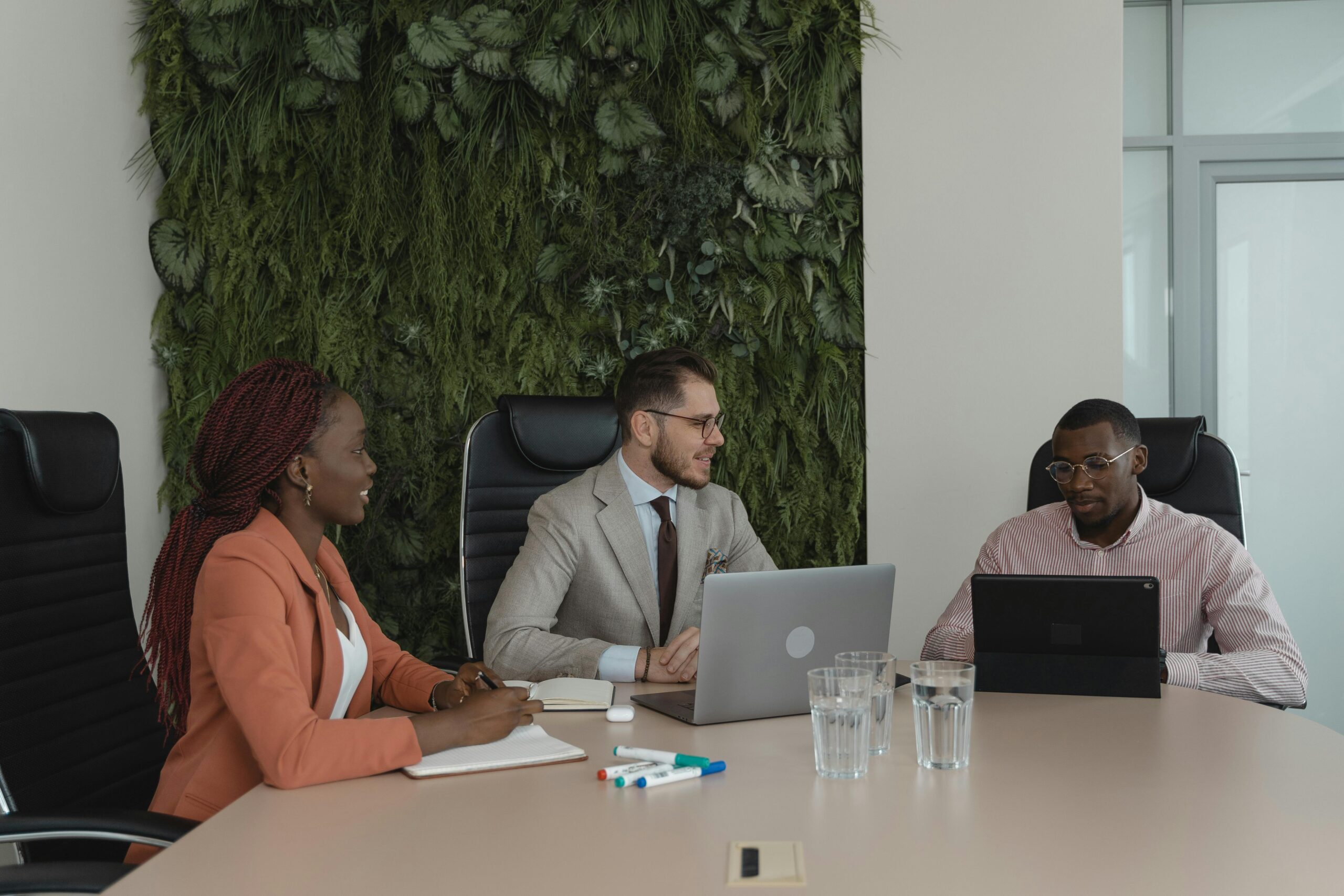 Événementiel éco-responsable et durable Réunion professionnelle dans un environnement de travail moderne et durable avec un mur végétal symbolisant la RSE.
